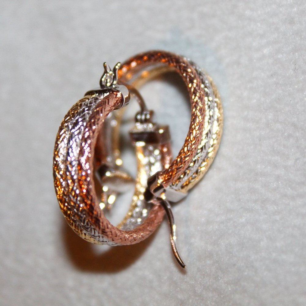 Beautiful and elegant hoop earrings!!